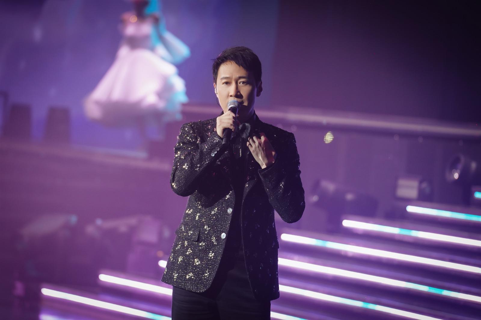 Leon全晚唱出19首新舊作品。