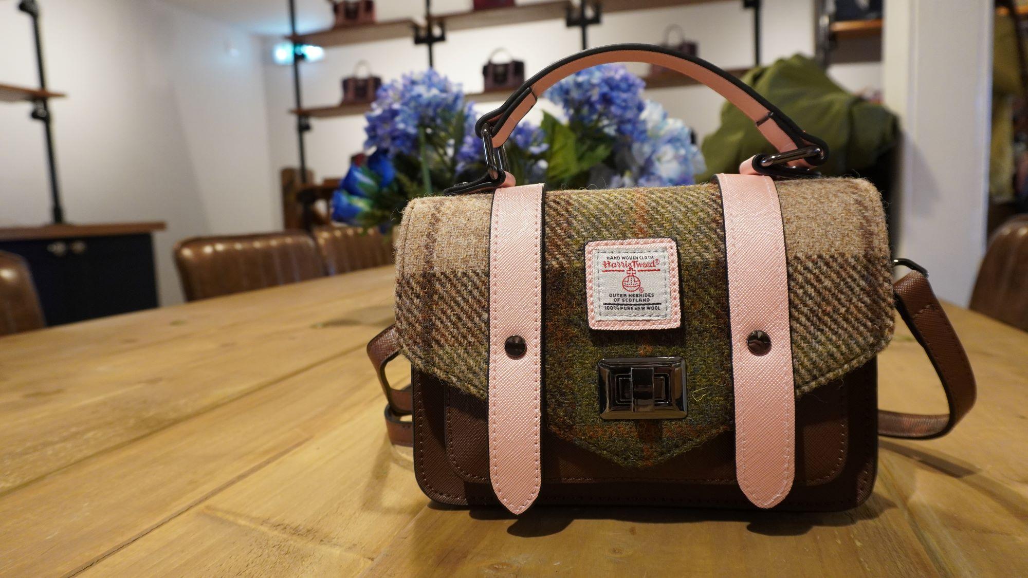 不妨參加由當地手工品牌舉辦的工作坊,親自落手做一個Harris Tweed手袋啦!