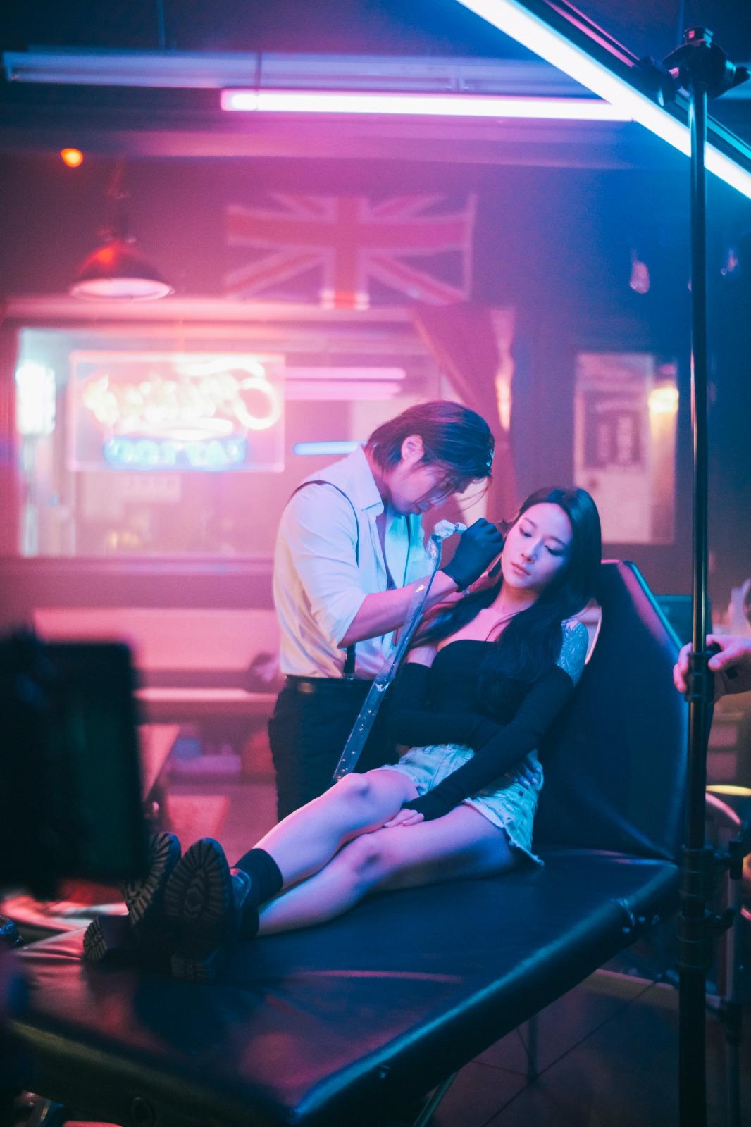 YanTing在《WANT》的MV中飾演一位紋身師。