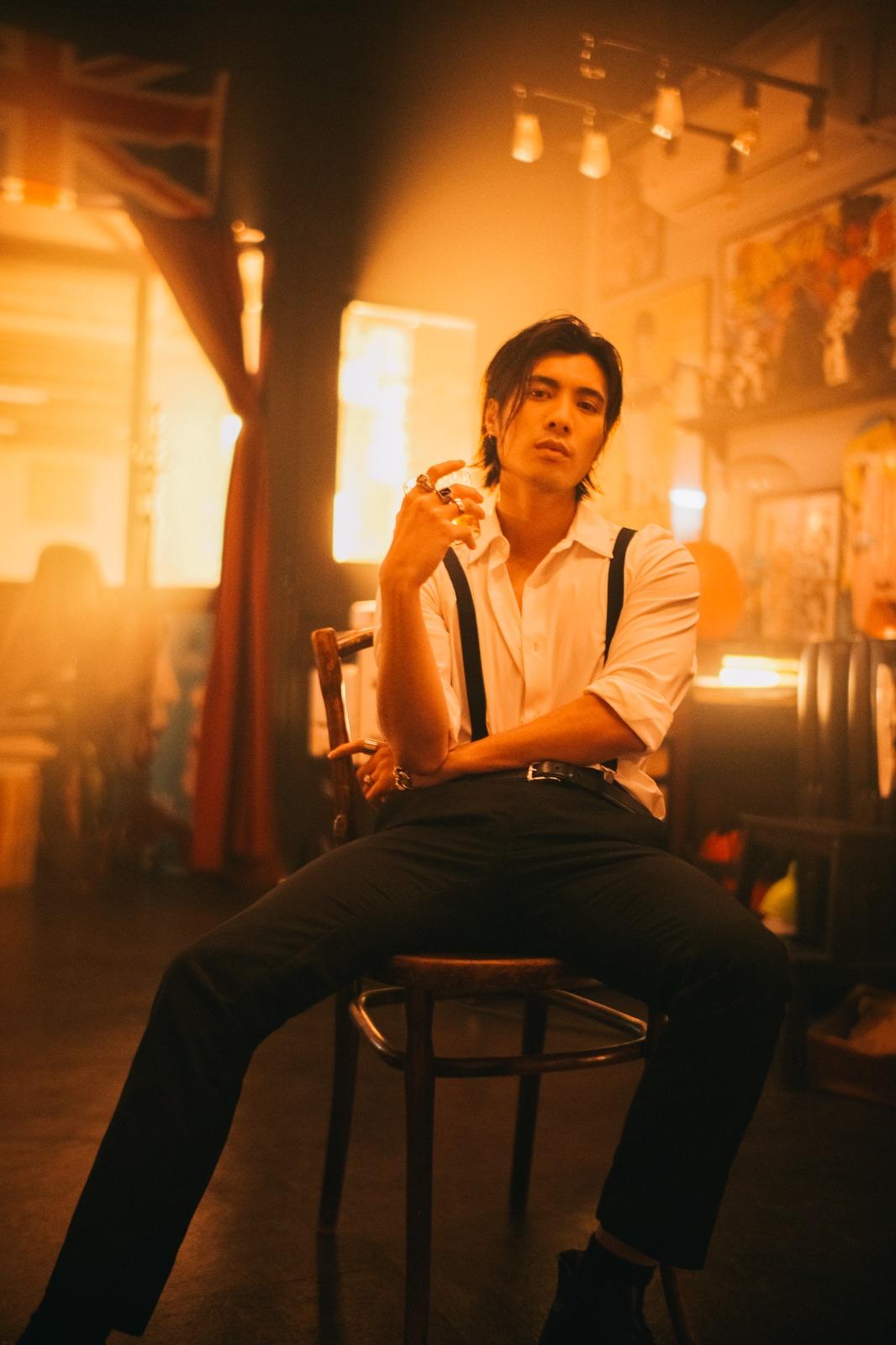 周殷廷一向滴酒不沾,拍攝新歌MV時以烏龍茶代替威士忌。