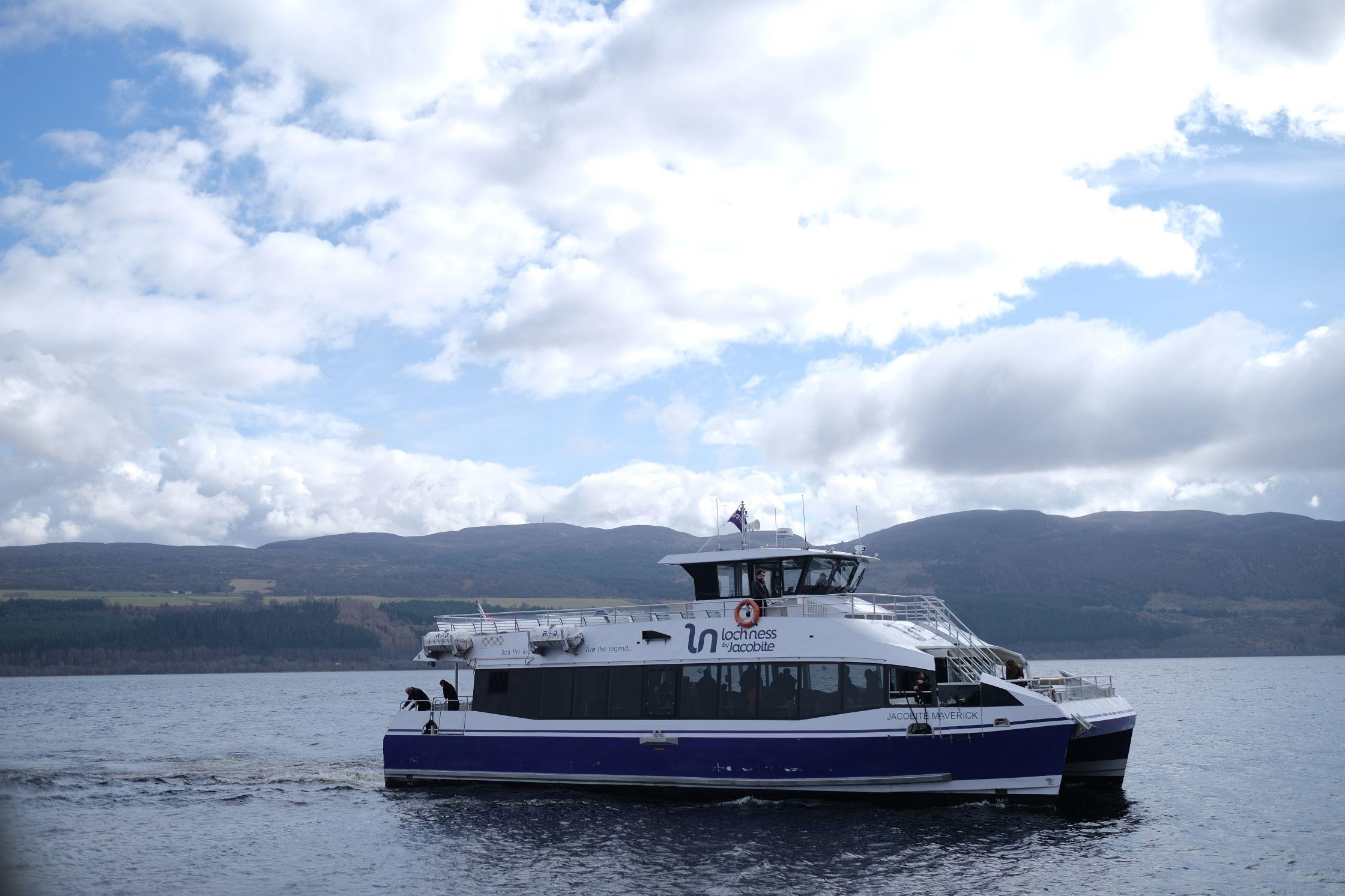 當地設有遊船導覽,需預先在網站提早訂購船票