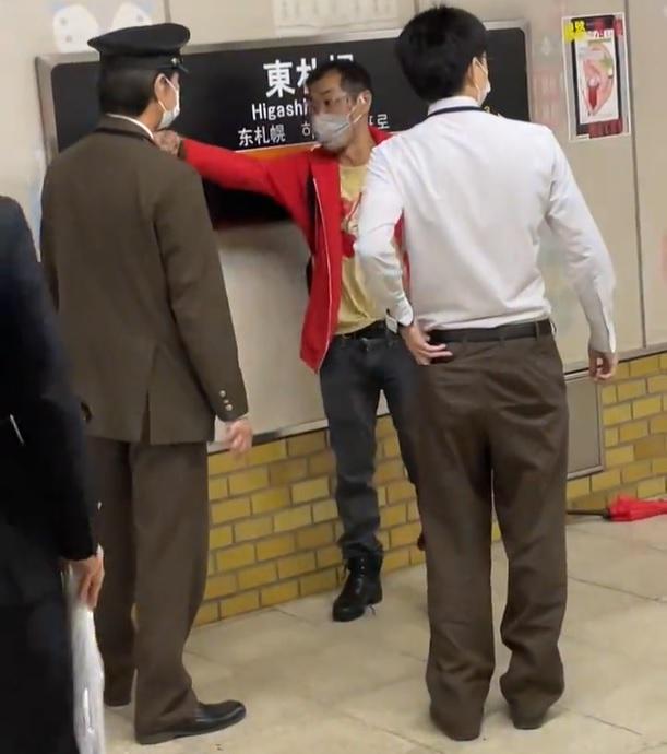 日本有大叔因為乘客不戴口罩而按緊急停車。(影片截圖)