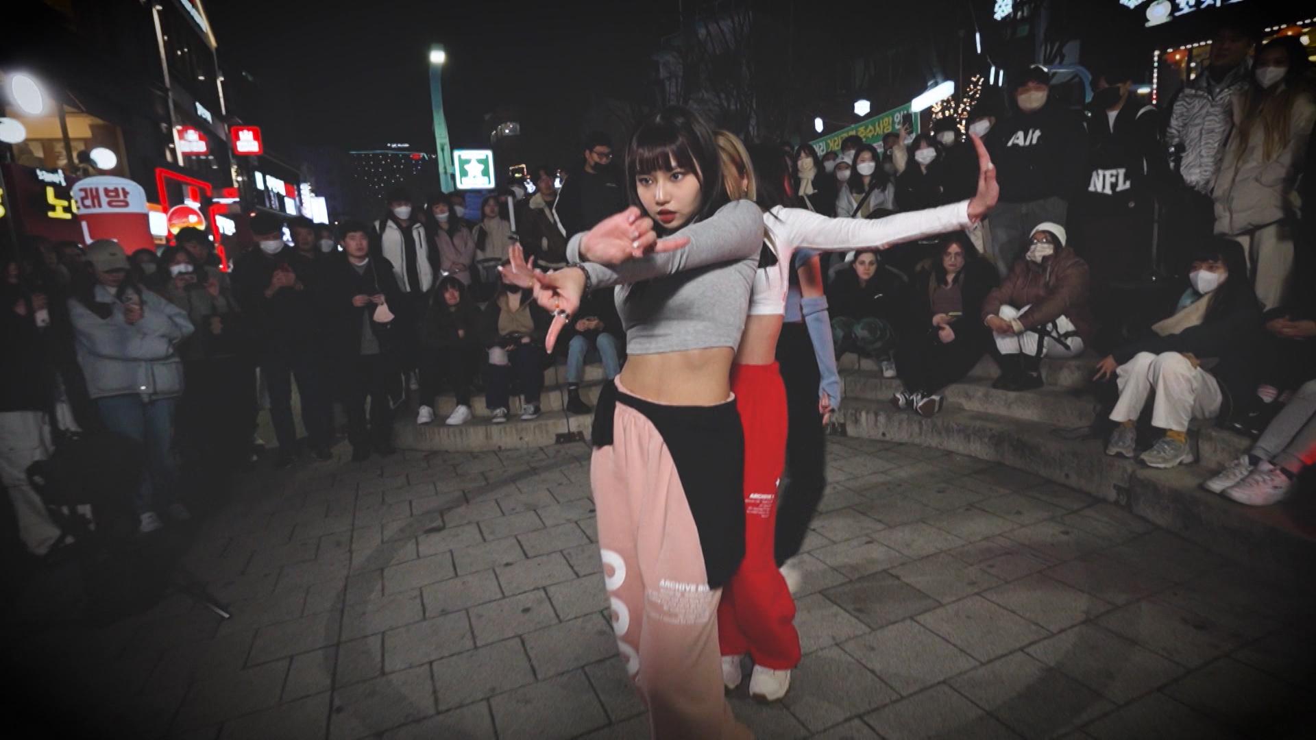 Day和Candy在弘大獻出第一次的韓國公演,以熱舞演繹全新編排的《Call my Name!》,引來不少觀眾圍觀,更獲得不少掌聲和歡呼聲。