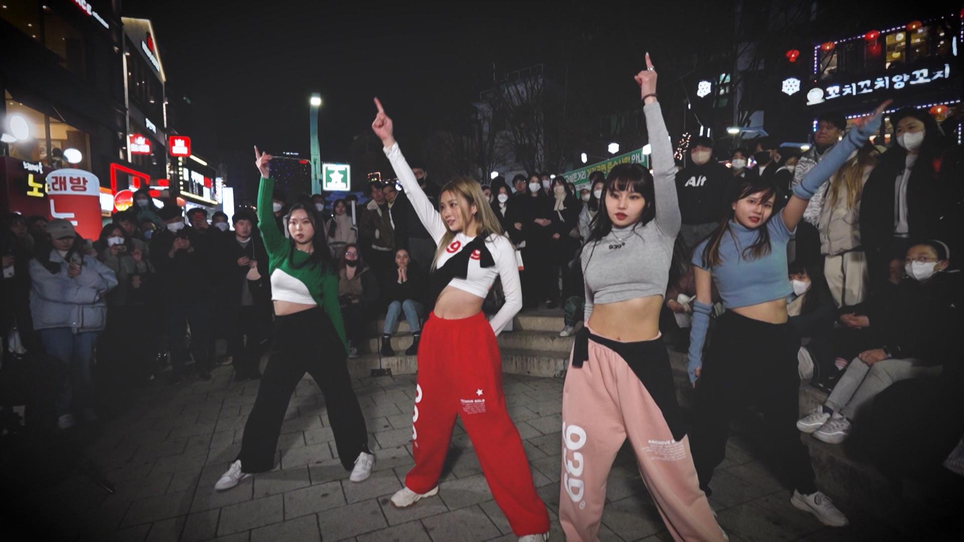 Day和Candy在弘大獻出第一次的韓國公演,以熱舞演繹全新編排的《Call my Name!》,引來不少觀眾圍觀,更獲得不少掌聲和歡呼聲。