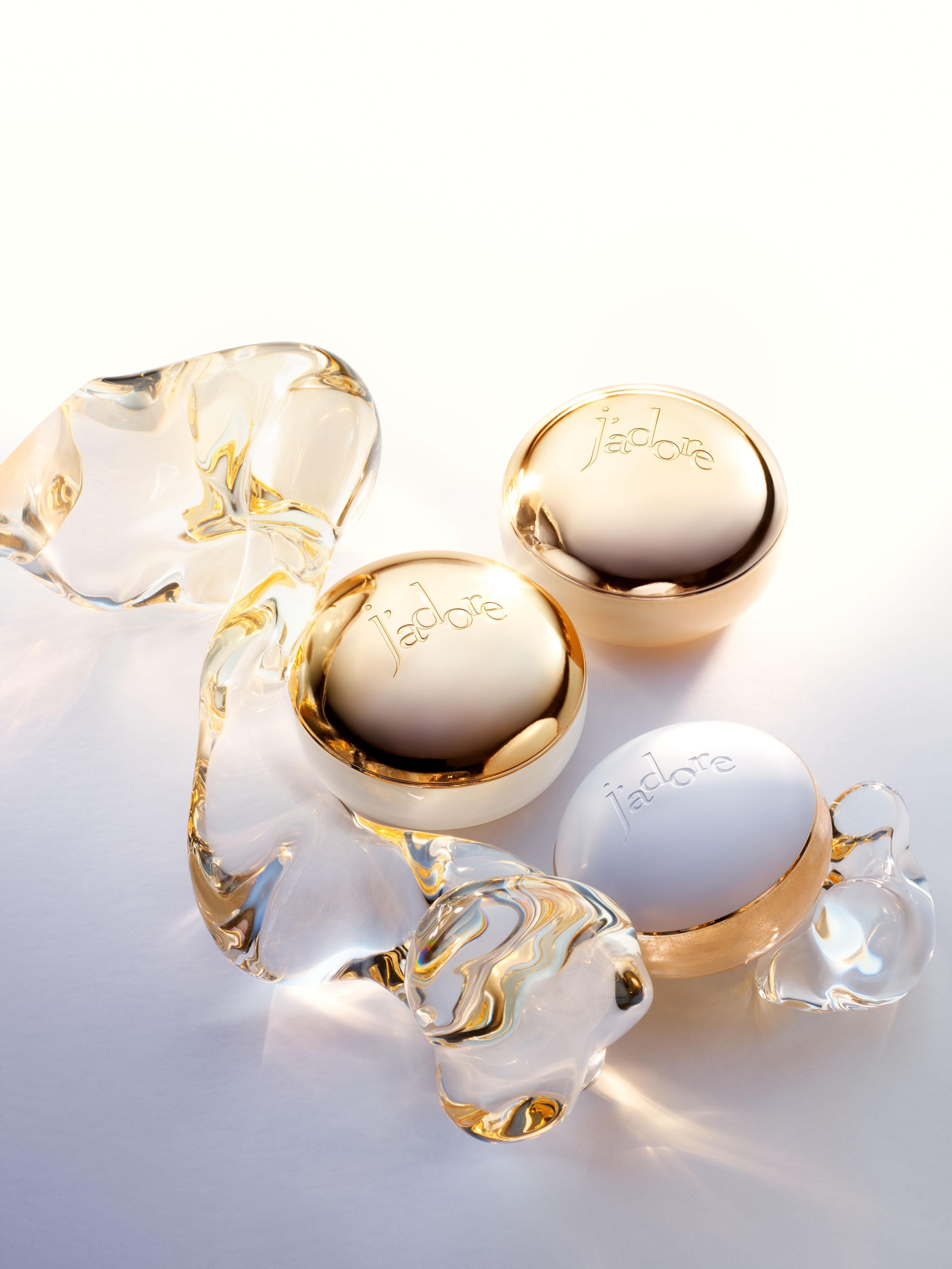 J'adore Parfum d’eau推出香薰美肌乳霜、亮澤美肌啫喱及全新的香薰美肌磨砂。