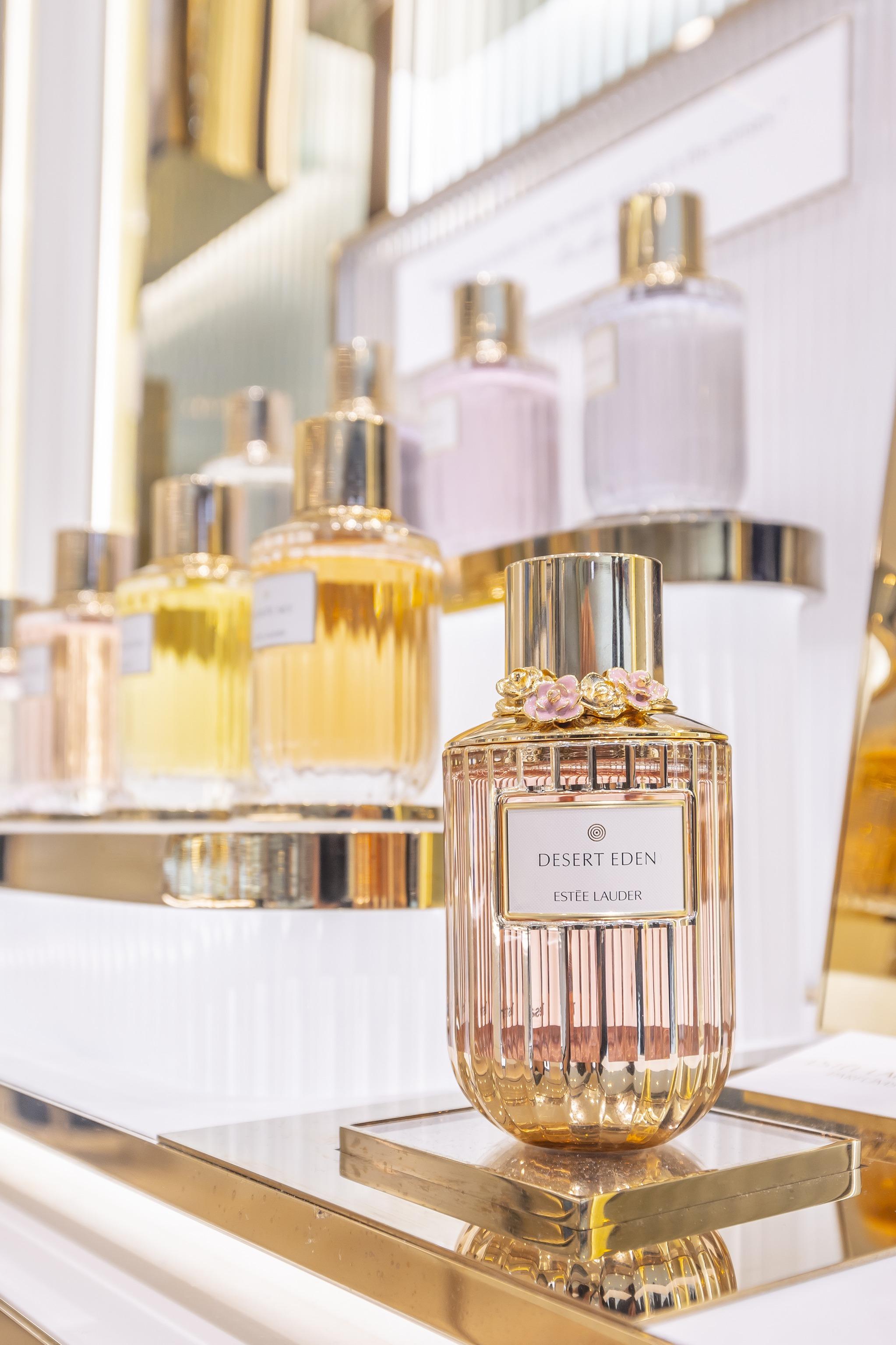 香水瓶口綴以立體玫瑰裝飾。