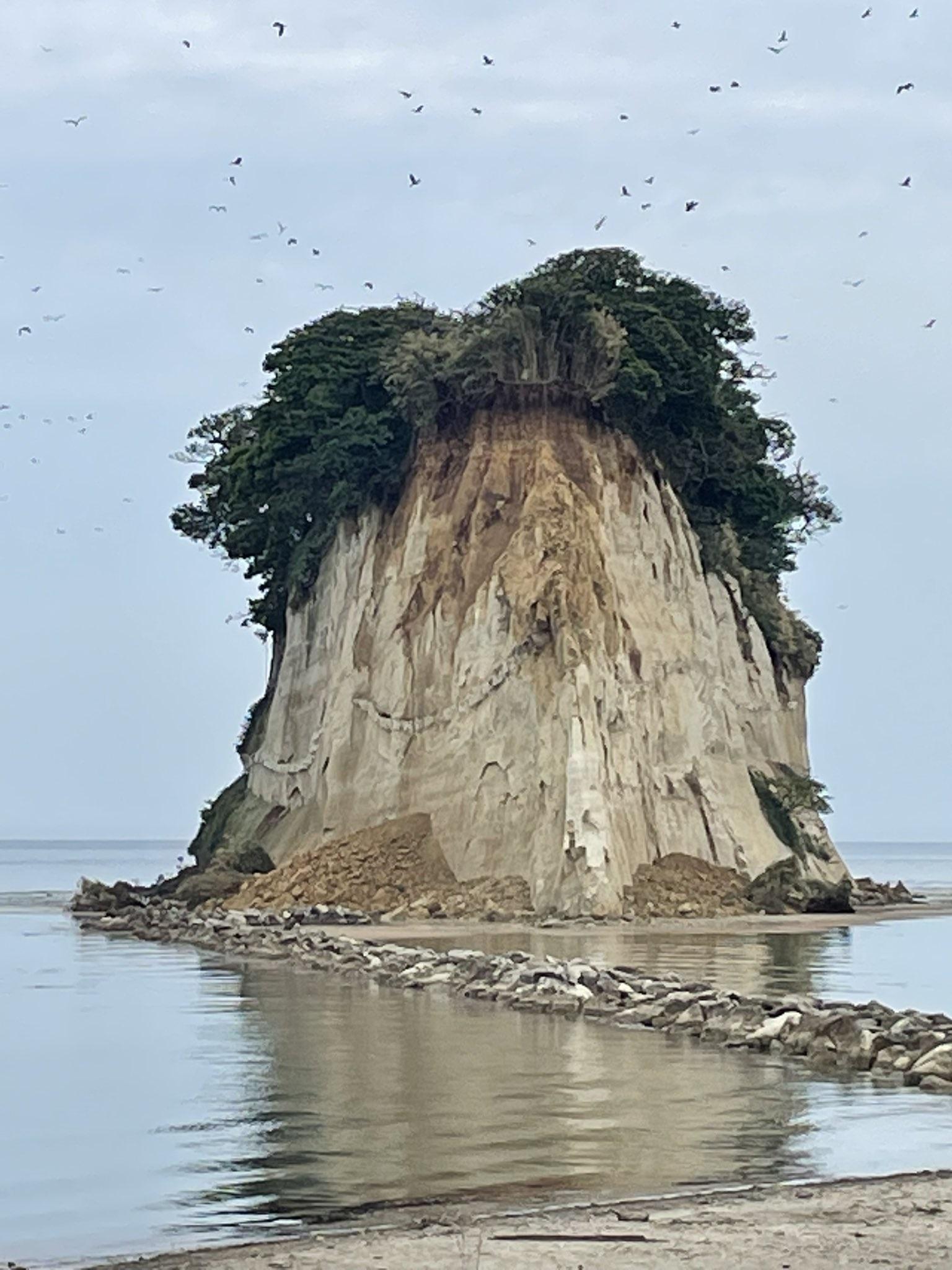 觀光名勝見附島有泥土塌下。(Twitter圖片)