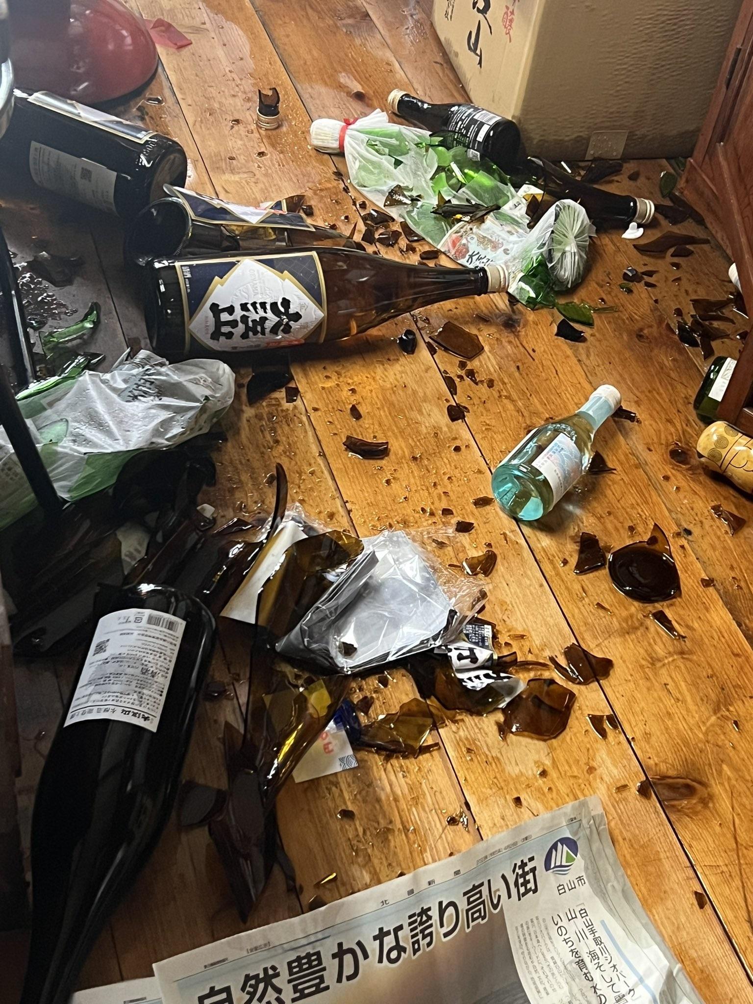 有酒廠表示酒樽被震跌。(Twitter圖片)