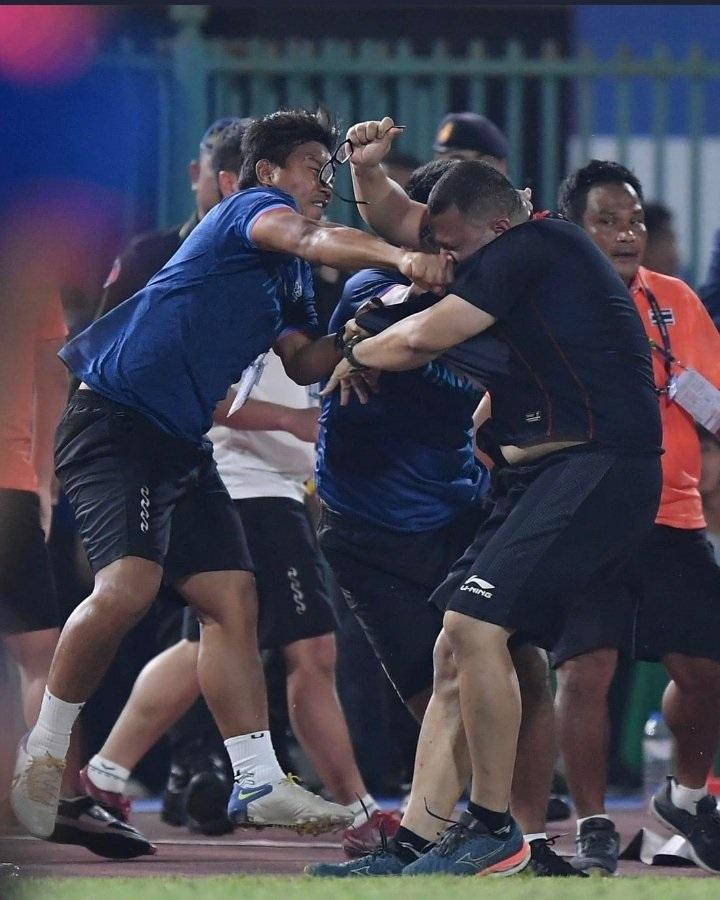 泰國隊的職球員揮拳襲擊對方。(網上圖片)