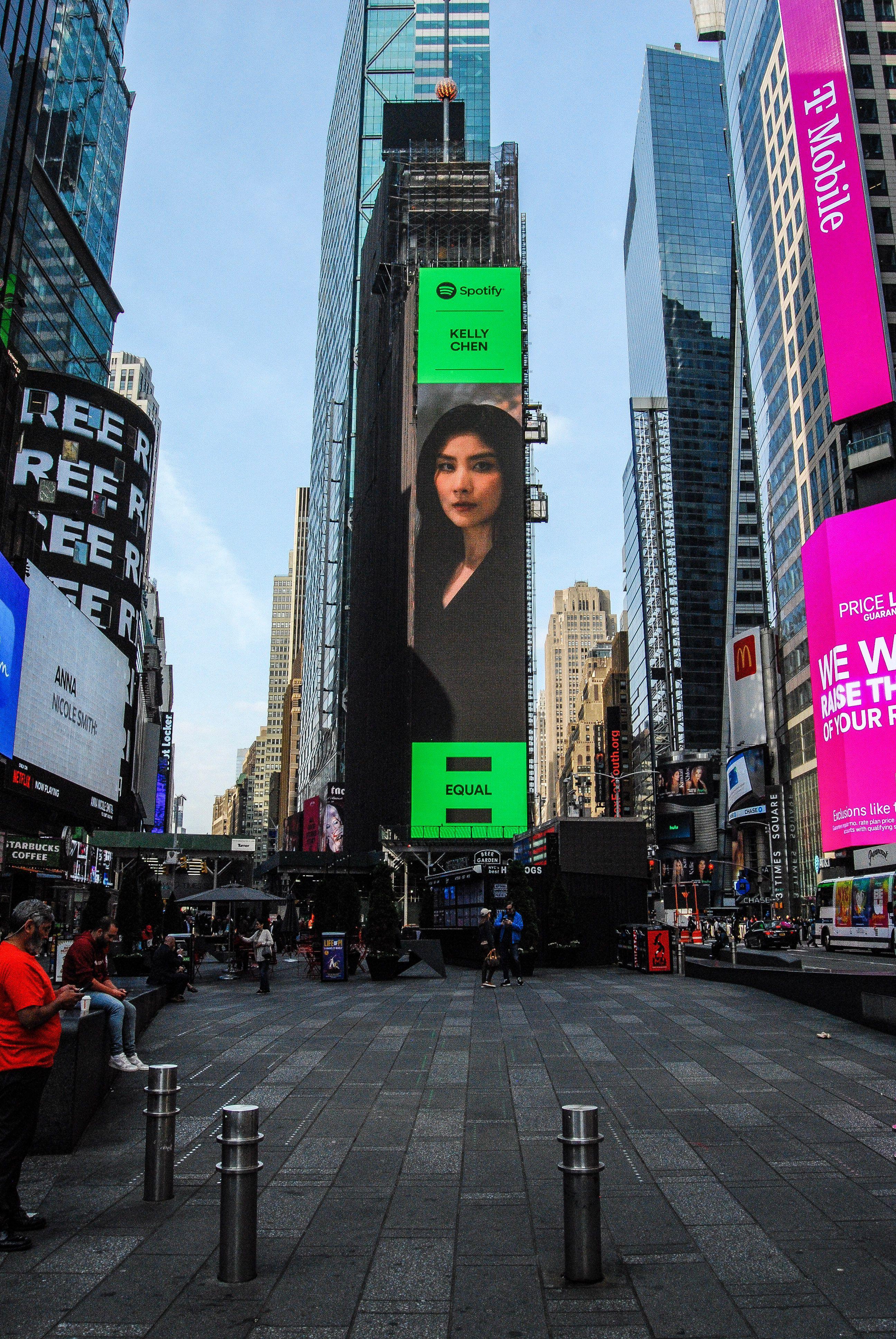 Kelly的巨照將於美國時間5月23日登上紐約曼哈頓區的時代廣場(Times Square)上的LED屏幕。