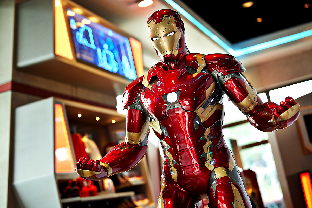 史達科技旗艦店及科技館禮品店展出1:1鐵甲奇俠與蟻俠模型。