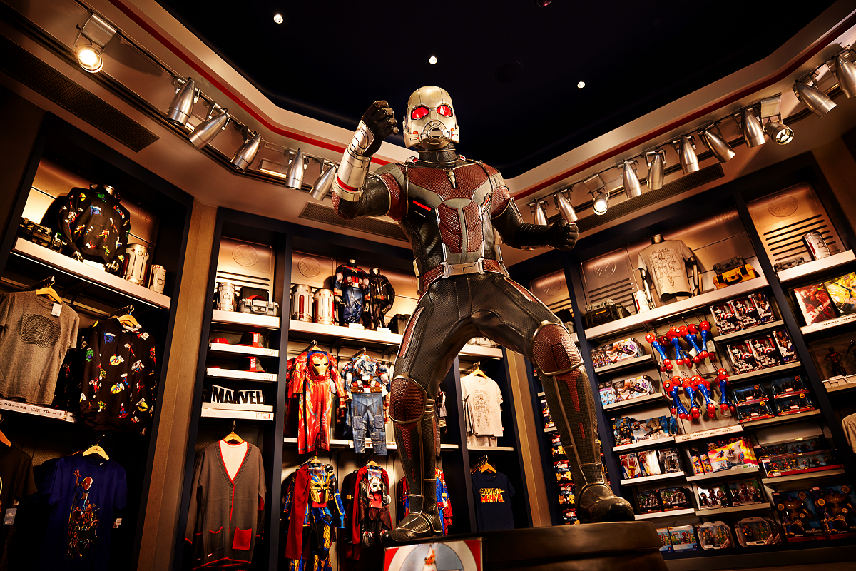 史達科技旗艦店及科技館禮品店展出1:1鐵甲奇俠與蟻俠模型。