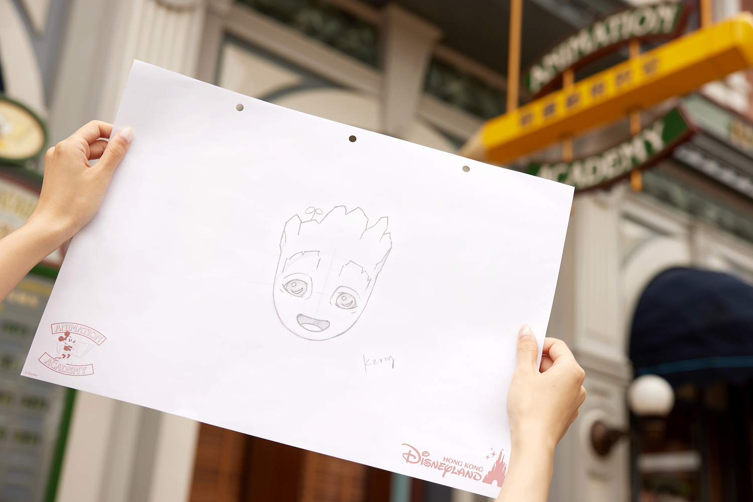 在動畫藝術教室學習繪畫小樹人。