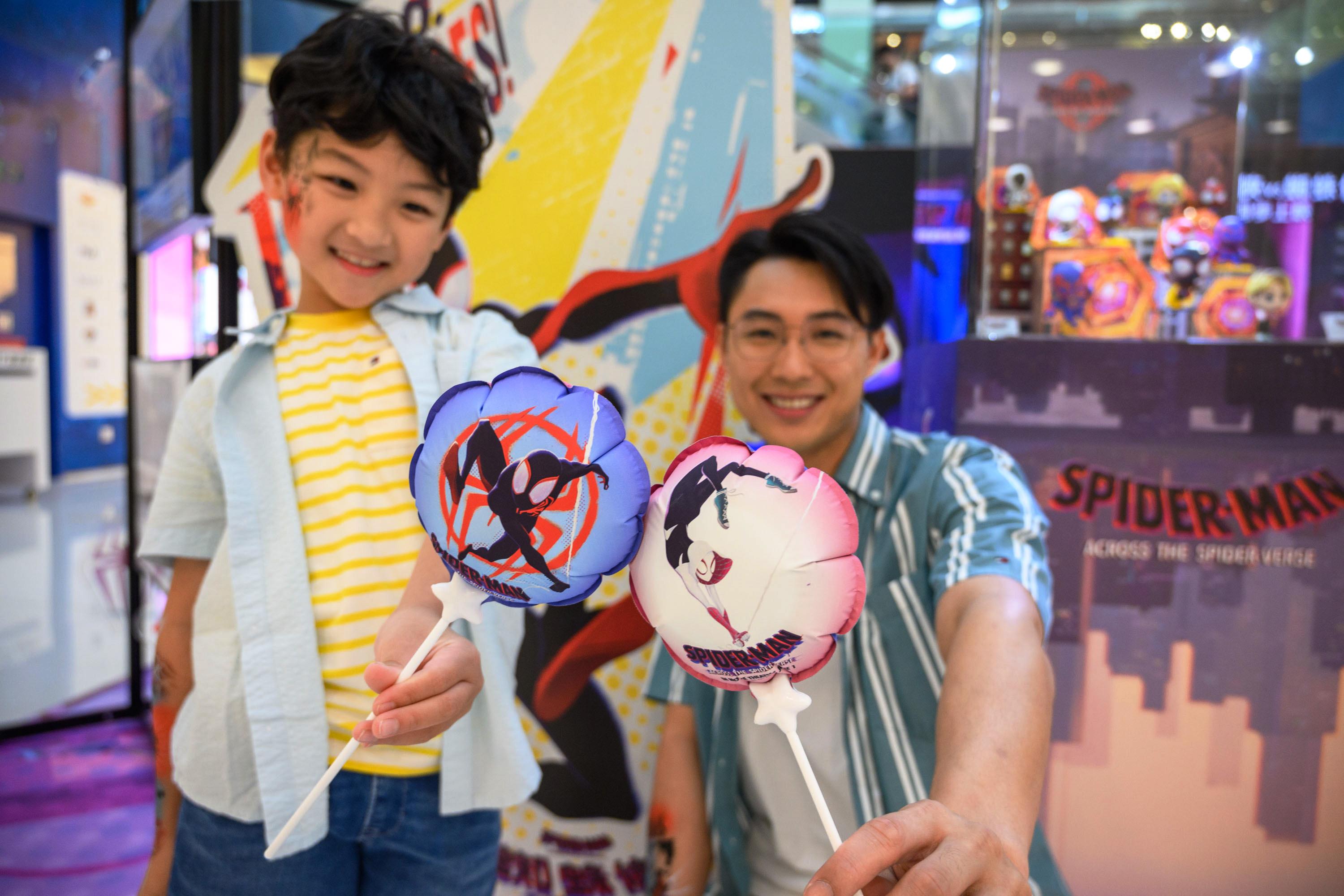 父親節當日參加任何慈善工作坊,並身穿蜘蛛俠服裝,即可額外免費獲得「特別版蜘蛛俠氣球」一個。所有禮品數量有限,換完即止。