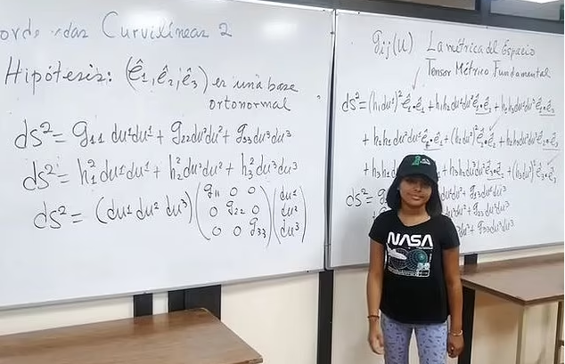 桑切斯正在攻讀數學碩士,身後的算式完全難不到她。(互聯網)