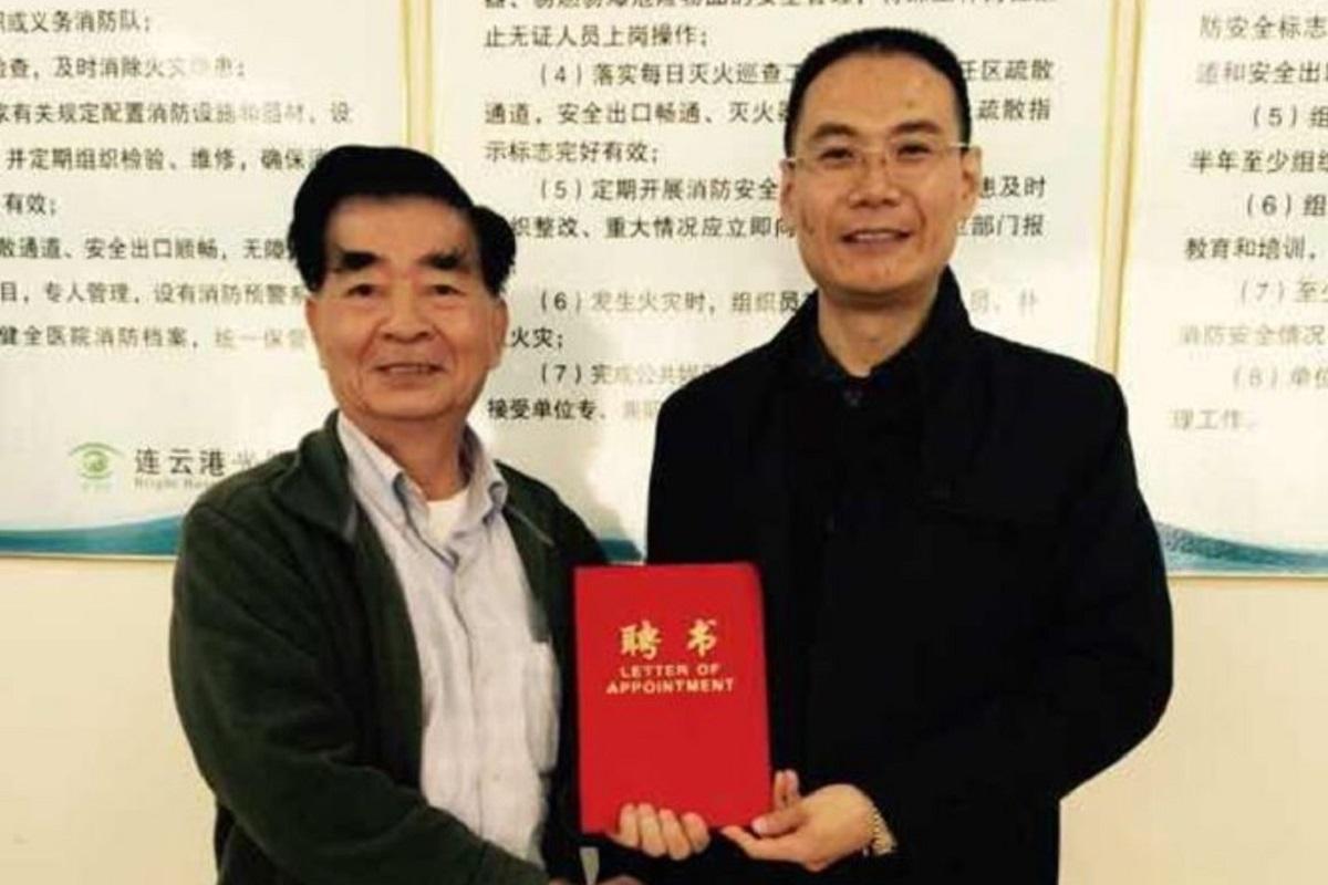 梁成運(左)獲「連雲港光明醫院」聘為名譽院長。(網上圖片)