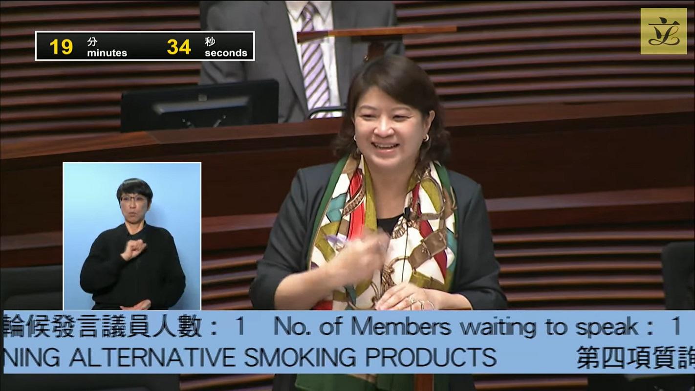 李夏茵說畢自己「放蛇」也不會成功後亦忍不住發笑。(立法會直播截圖)
