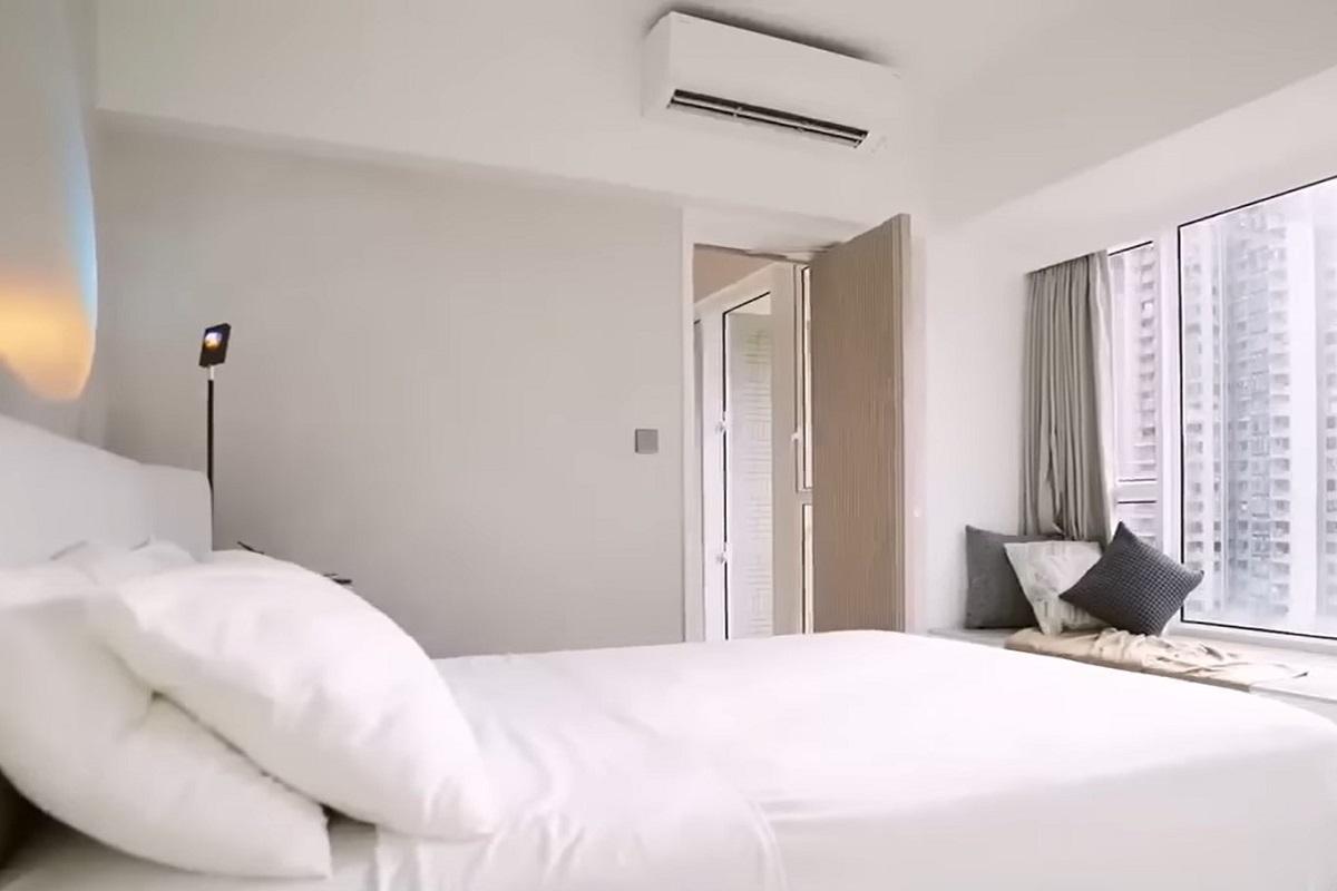 被指懷疑打穿主力牆改裝而成的房門。(片段截圖)