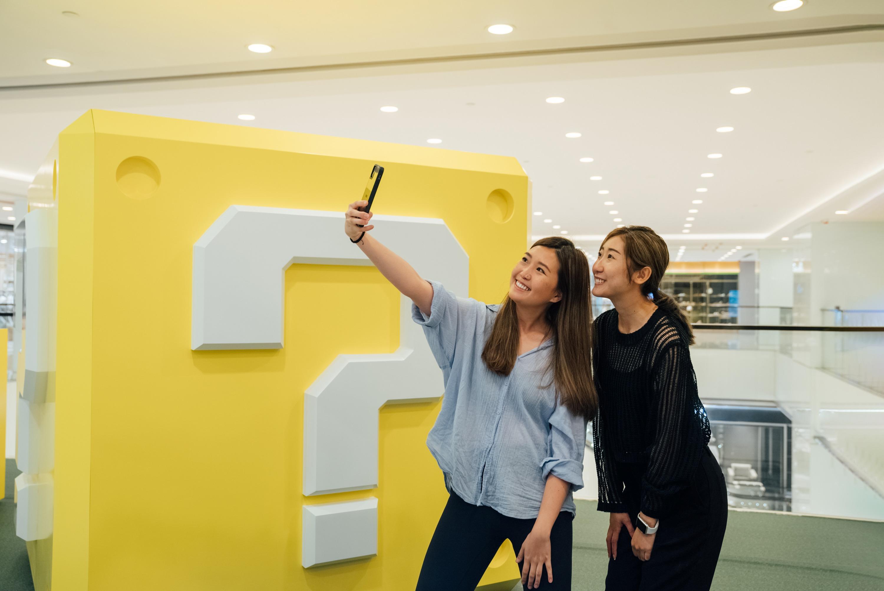 期間限定店設置約2米高的巨型問號方塊讓大家打卡