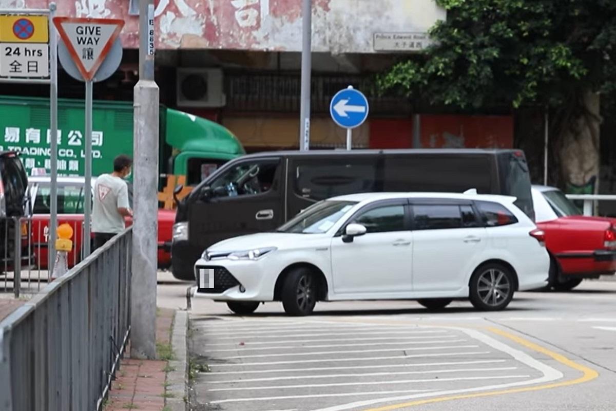 私家車準備轉入詩歌舞街逆線行車時,獲途人提示行車方向。(網民Jason Hin@FB群組「小心駕駛(討論別人同駕駛態度)」)