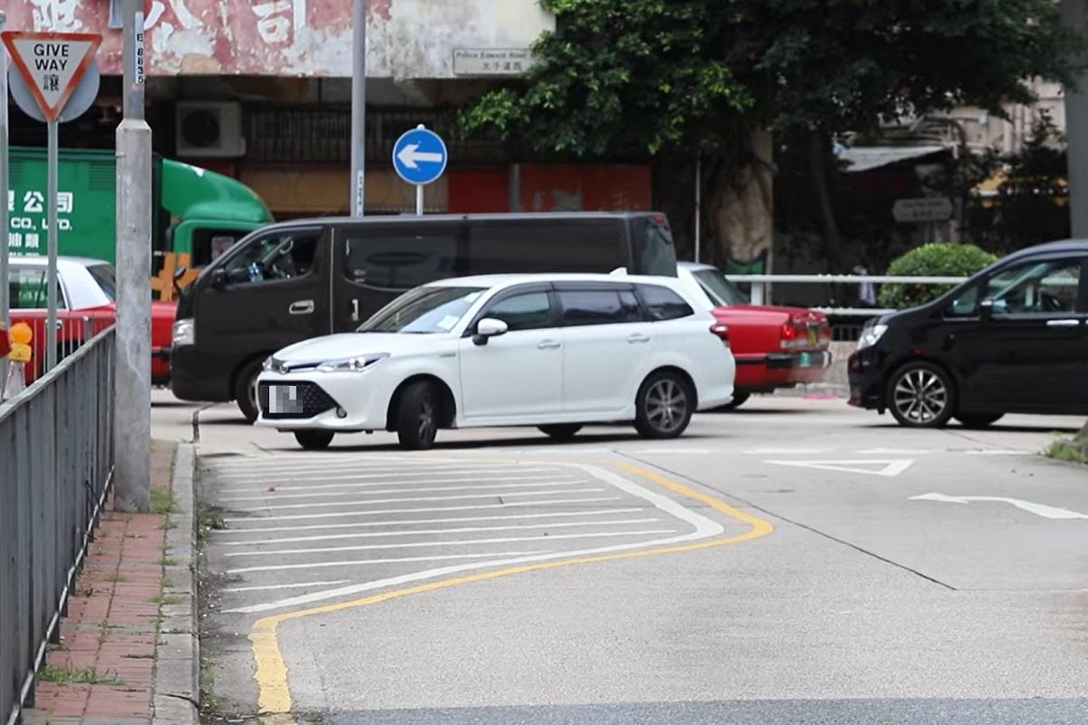 途人離開後,私家車繼續準備轉入詩歌舞街逆線行車。(網民Jason Hin@FB群組「小心駕駛(討論別人同駕駛態度)」)