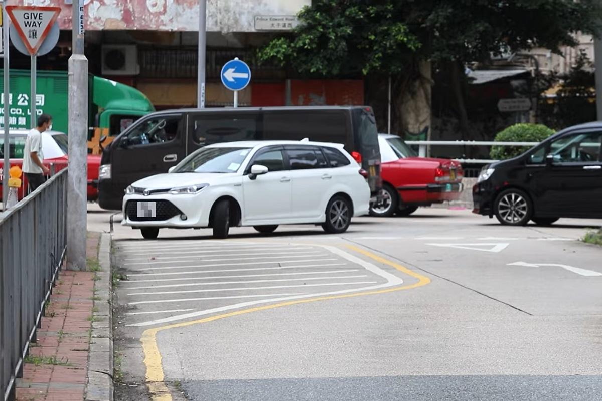 途人返回勸止私家車不要逆線轉入詩歌舞街。(網民Jason Hin@FB群組「小心駕駛(討論別人同駕駛態度)」)