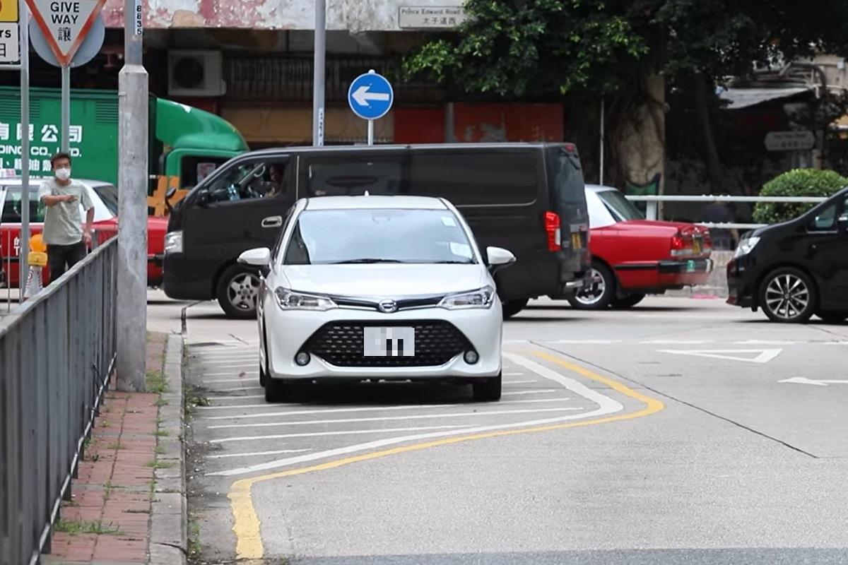 途人勸止私家車不要逆線轉入詩歌舞街無果。(網民Jason Hin@FB群組「小心駕駛(討論別人同駕駛態度)」)