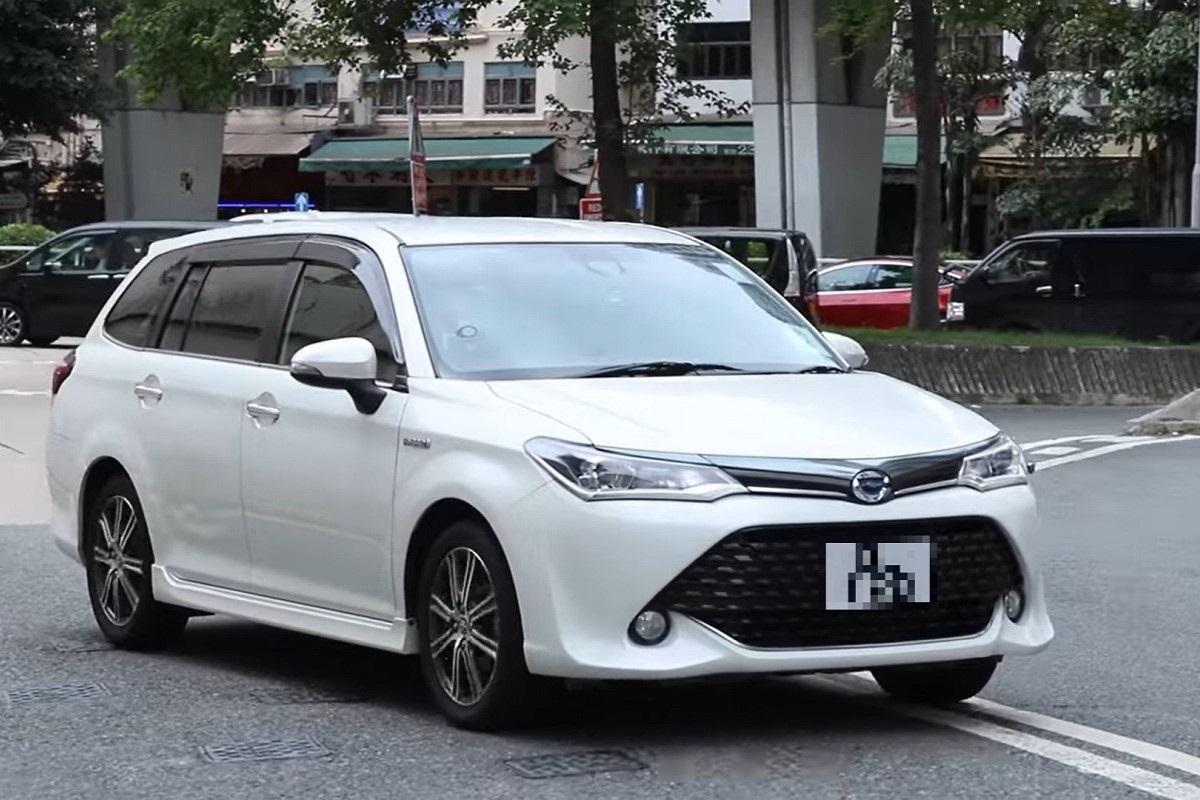 私家車在詩歌舞街逆線行車。(網民Jason Hin@FB群組「小心駕駛(討論別人同駕駛態度)」)