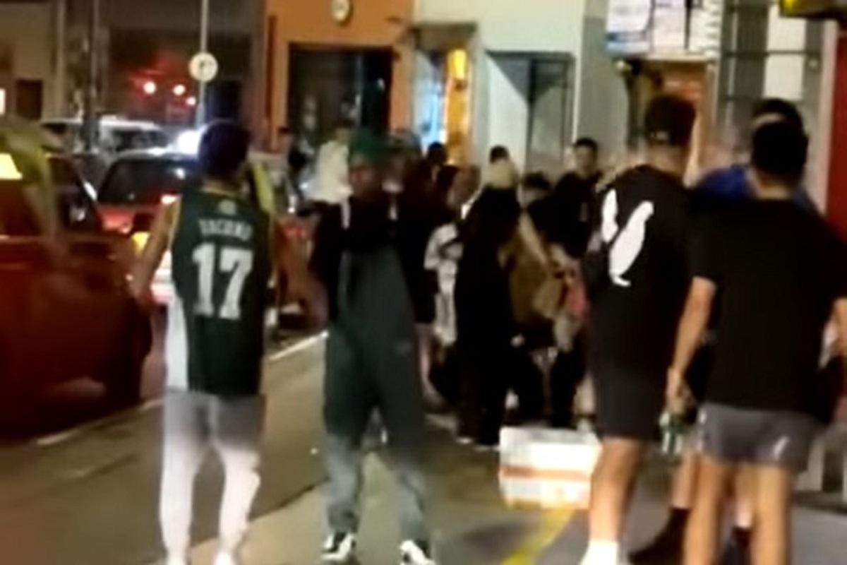 中環雲咸街日前凌晨有多人街頭毆鬥,其間有人起飛腳、投擲雜物等。(網上片段截圖)