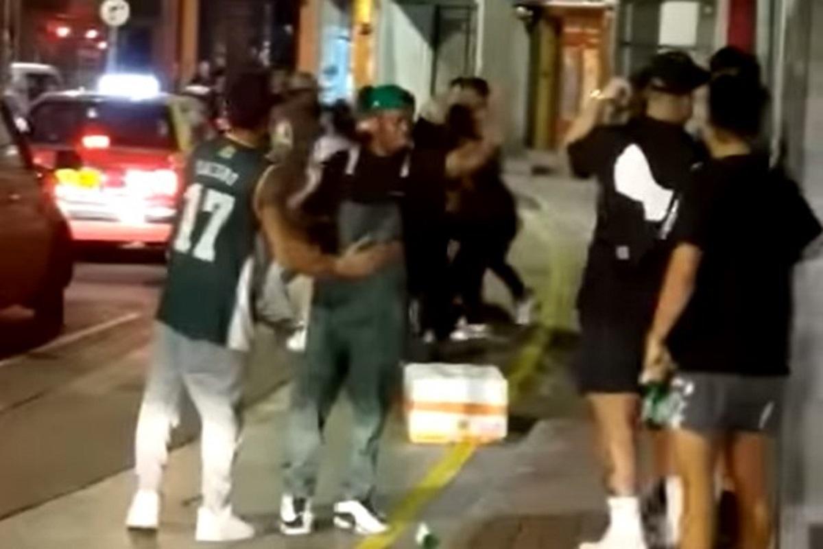 中環雲咸街日前凌晨有多人街頭毆鬥,其間有人起飛腳、投擲雜物等。(網上片段截圖)