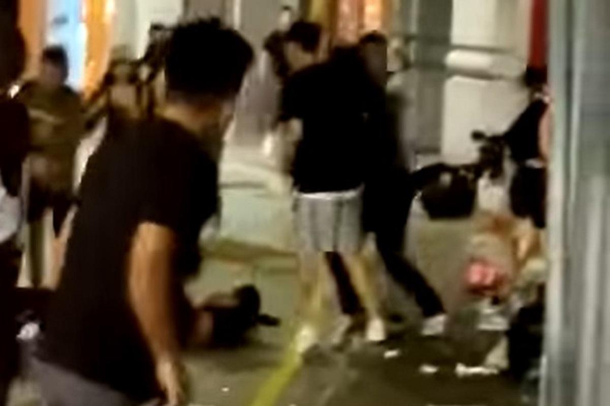 中環雲咸街日前凌晨有多人街頭毆鬥,其間有人起飛腳、投擲雜物等。(網上片段截圖)