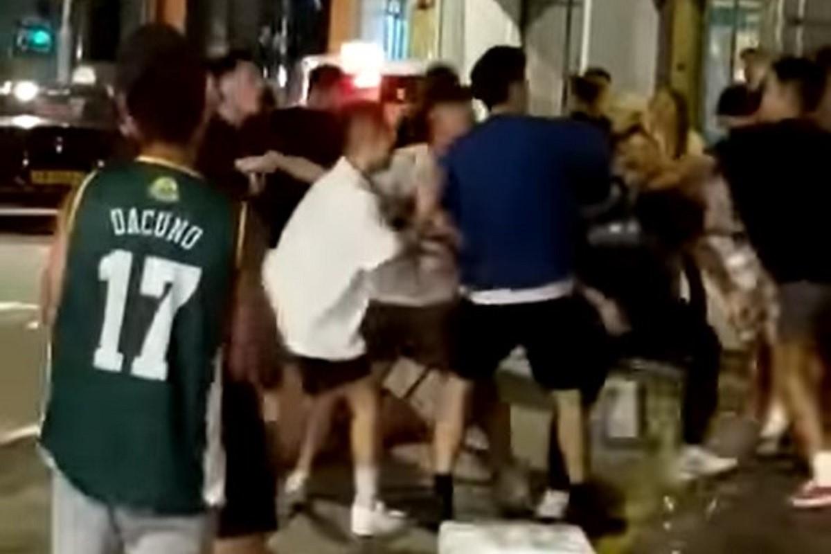 中環雲咸街日前凌晨有多人街頭毆鬥,其間有人起飛腳、投擲雜物等。(網上片段截圖)