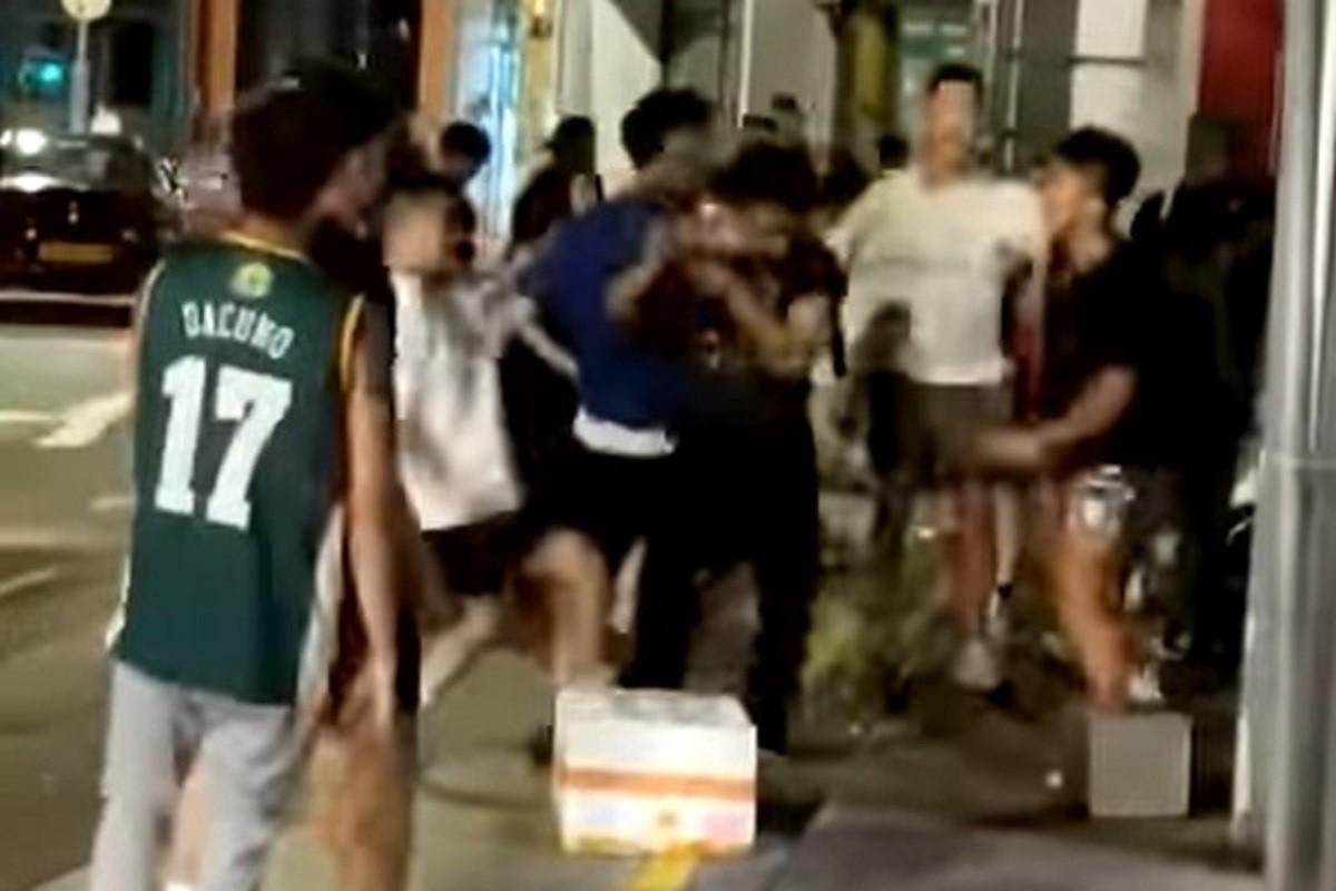中環雲咸街日前凌晨有多人街頭毆鬥,其間有人起飛腳、投擲雜物等。(網上片段截圖)