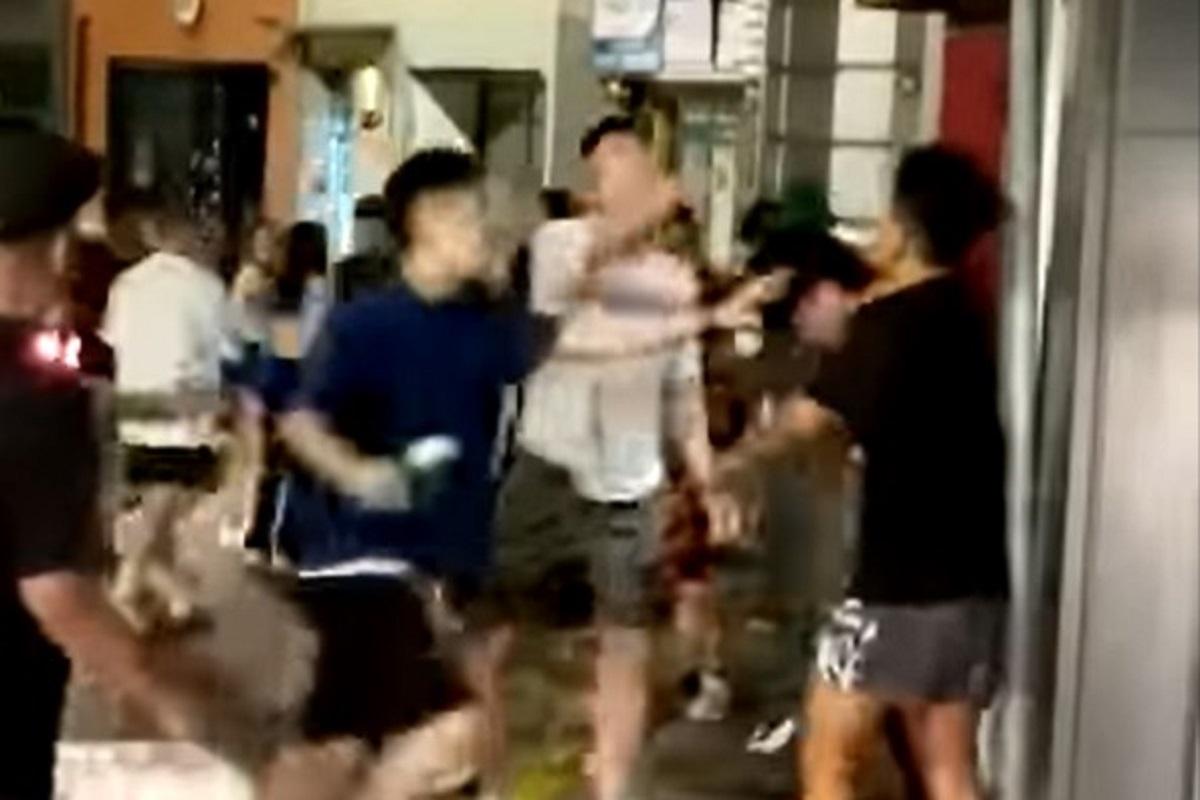 中環雲咸街日前凌晨有多人街頭毆鬥,其間有人起飛腳、投擲雜物等。(網上片段截圖)