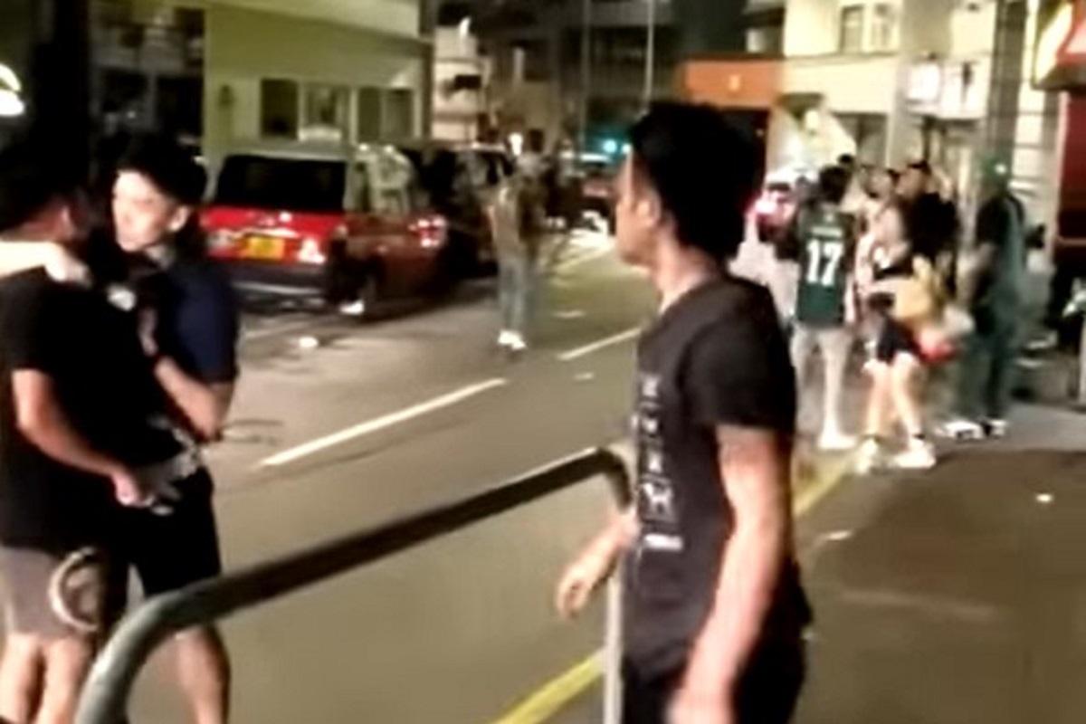 中環雲咸街日前凌晨有多人街頭毆鬥,其間有人起飛腳、投擲雜物等。(網上片段截圖)
