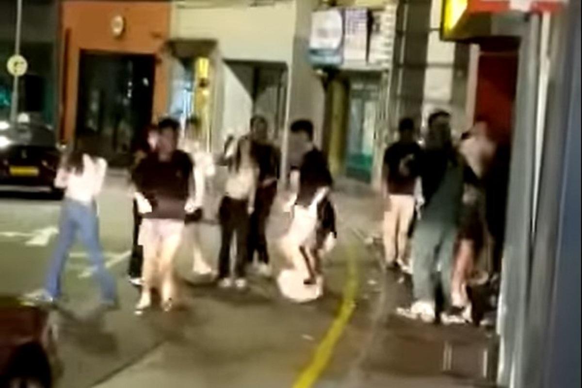 中環雲咸街日前凌晨有多人街頭毆鬥,其間有人起飛腳、投擲雜物等。(網上片段截圖)