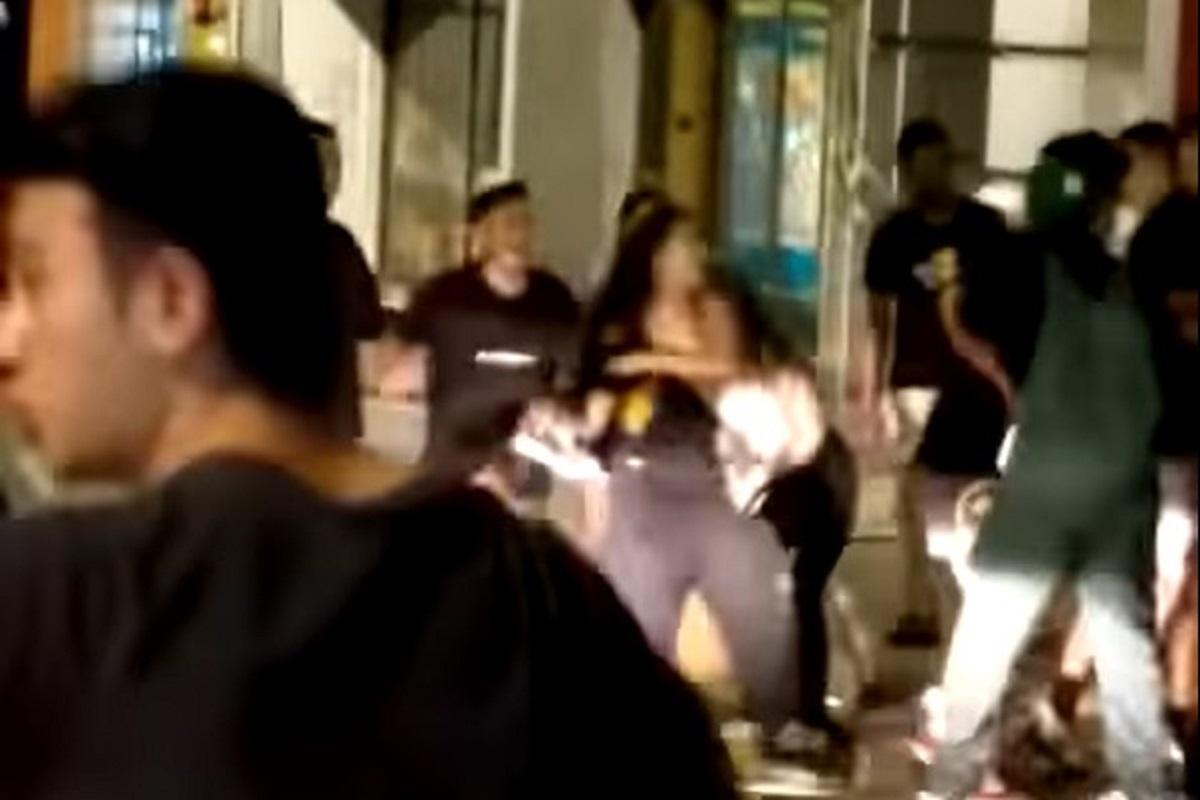 中環雲咸街日前凌晨有多人街頭毆鬥,其間有人起飛腳、投擲雜物等。(網上片段截圖)