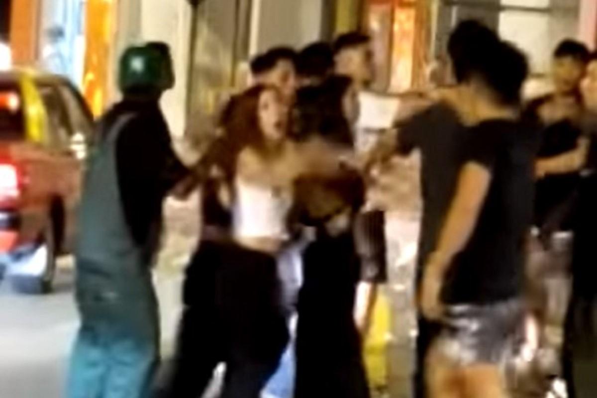 中環雲咸街日前凌晨有多人街頭毆鬥,其間有人起飛腳、投擲雜物等。(網上片段截圖)