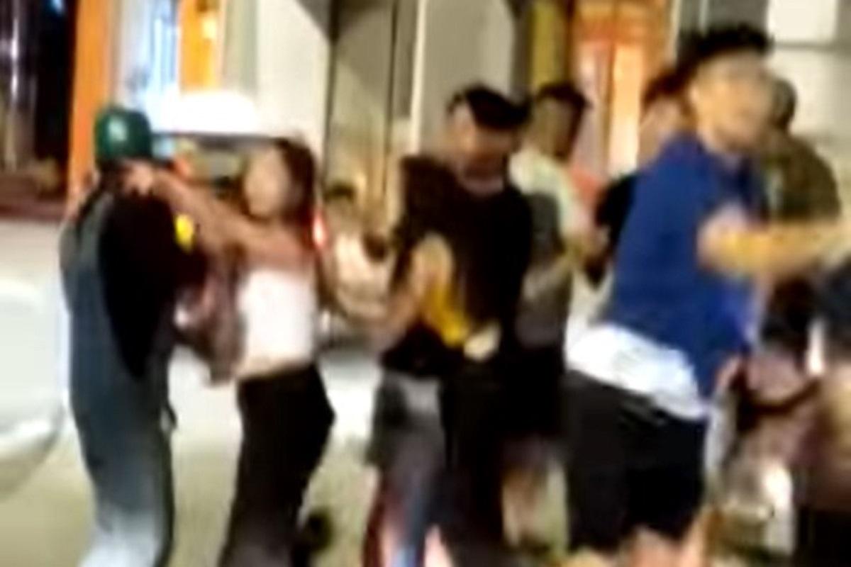 中環雲咸街日前凌晨有多人街頭毆鬥,其間有人起飛腳、投擲雜物等。(網上片段截圖)