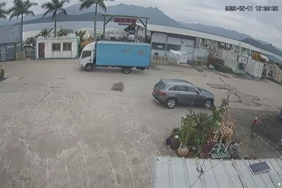 馬鞍山白石燒烤場一隻老狗,日前被一輛私家車輾至重傷,最終需要安樂死。(網民Li Eric影片截圖)