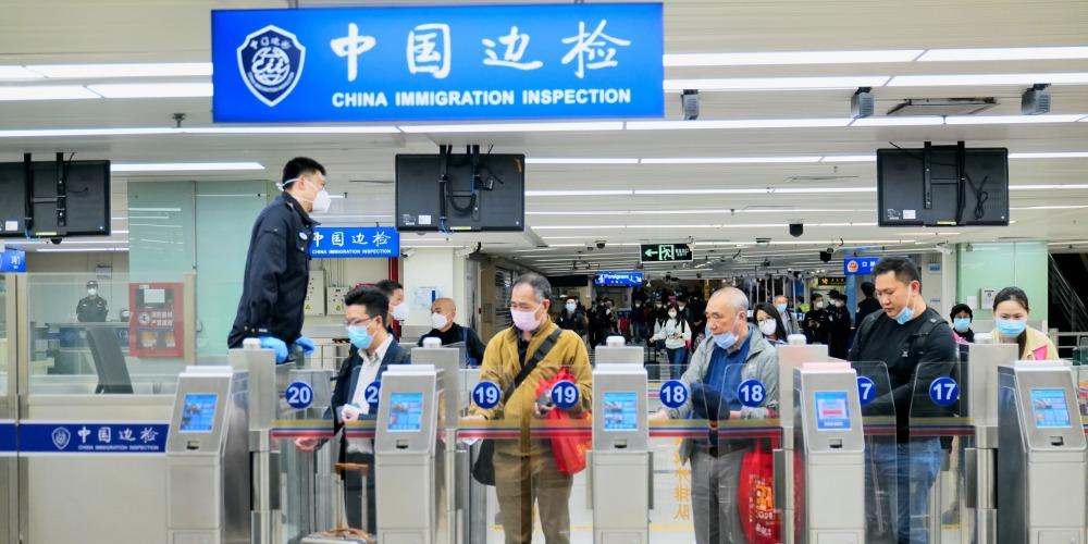 內地全面恢復口岸快捷通關香港人回鄉證登記「自助查驗通道」。