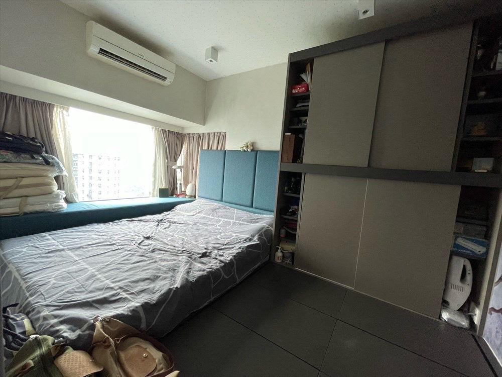 主人套房設有地台及大衣櫃,收納空間足。(代理提供)