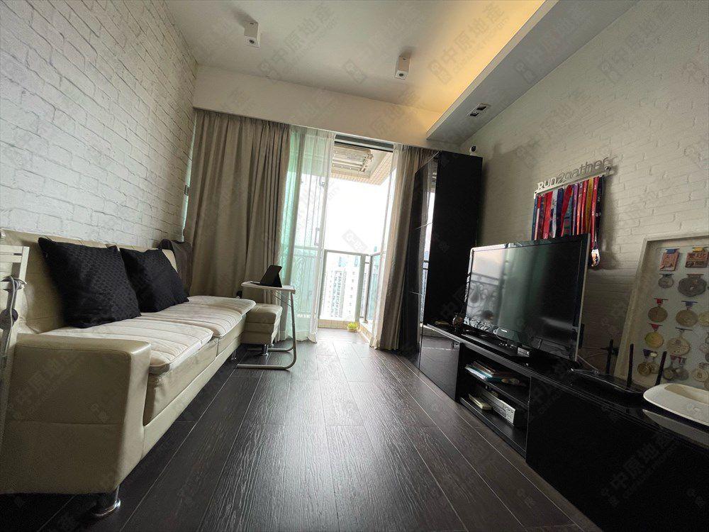 長方形開則大廳外接露台。(代理提供)