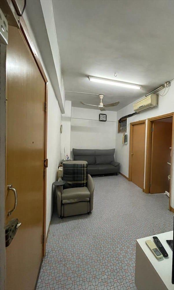 單位裝修帶有年代感,勝在空間闊落實用,而「眼鏡房」開則是舊樓細單位常見的設計。(代理提供)