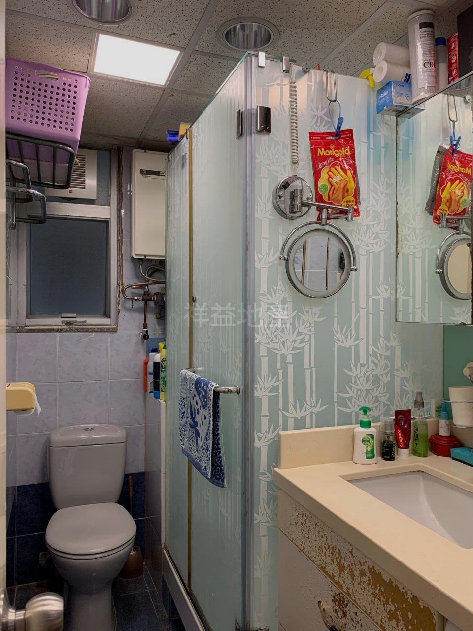 浴室空間足,絕不狹窄。(代理提供)