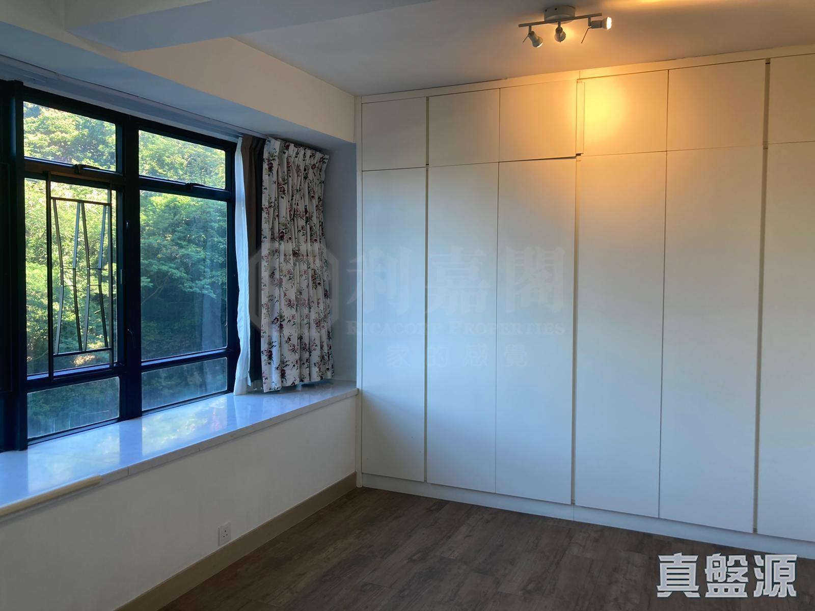 單位睡房闊落實用,窗外是翠綠清靜山景。(代理提供)