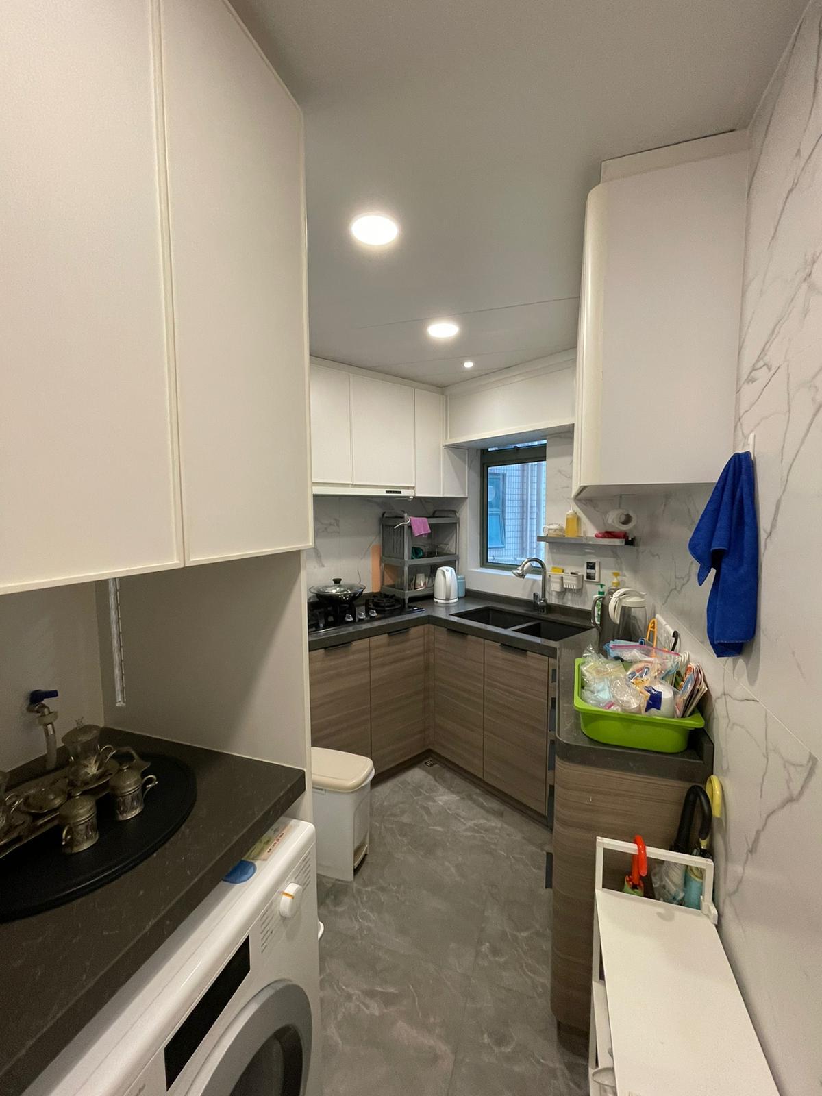 廚房間隔略呈不規則,但空間夠闊落,無損實用度。(代理提供)