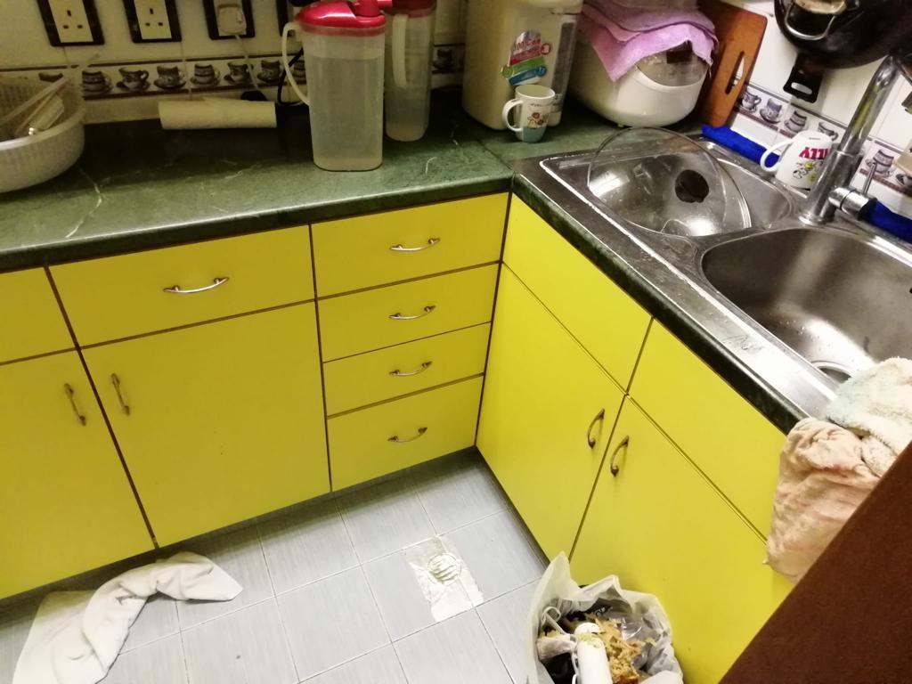 廚房以搶眼的黃色為主調,配套企理實用。(代理提供)