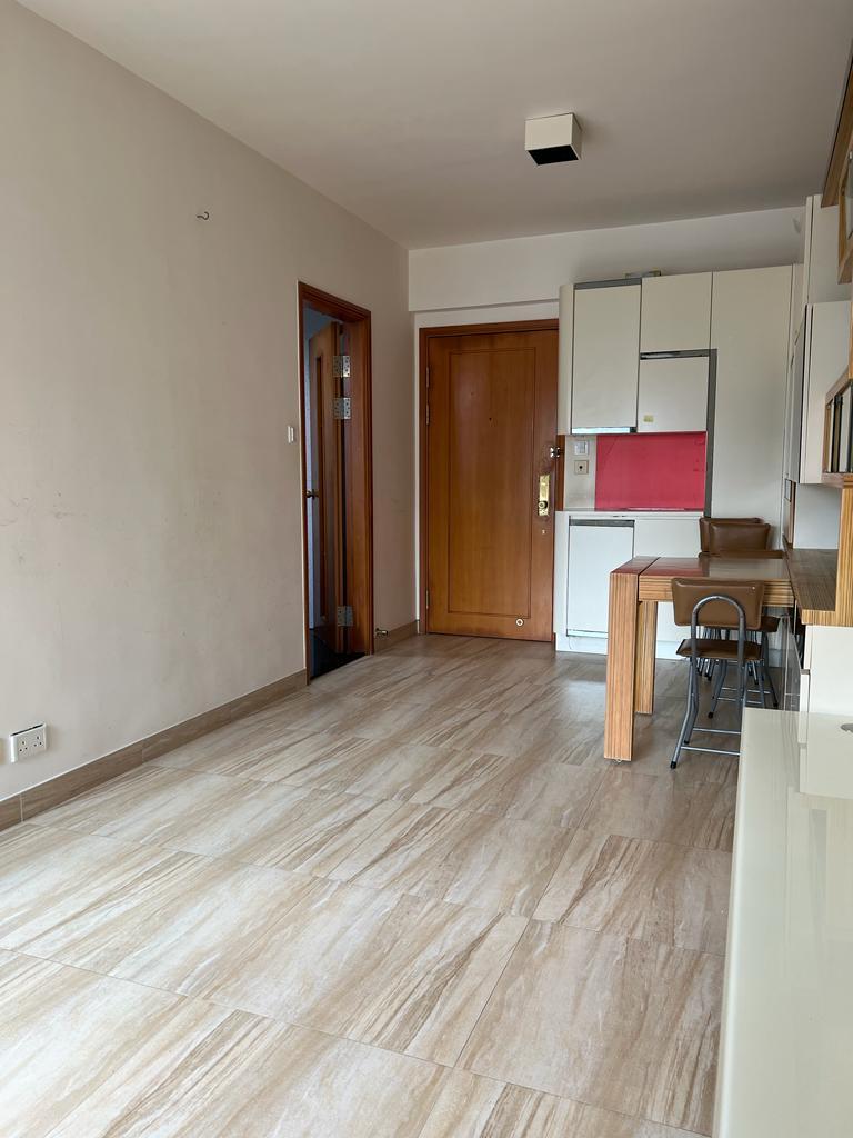 大廳呈長方形開則,間隔實用。(代理提供)