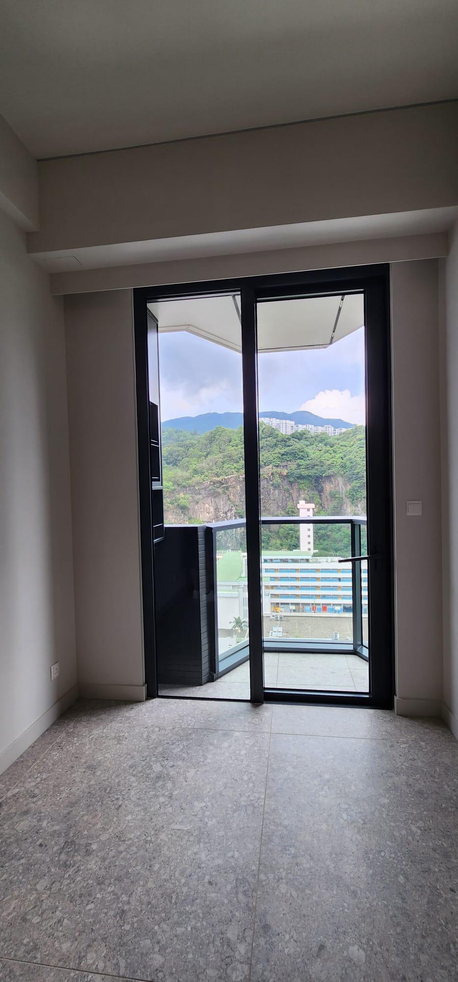 大廳外接小露台,可飽覽翠綠山景。(代理提供)